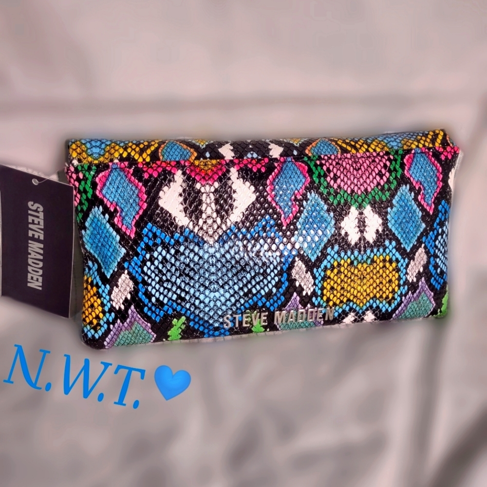 NWT!! Steve Madden clutch, with removable chain.